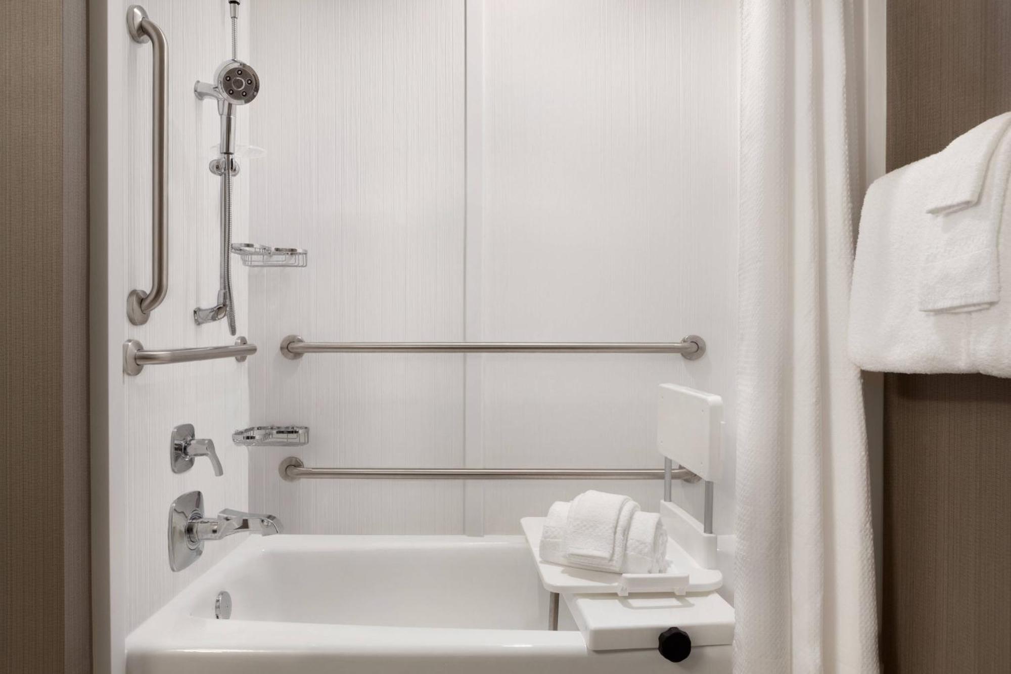 Courtyard By Marriott Boston Dedham/Westwood Hotel Ngoại thất bức ảnh